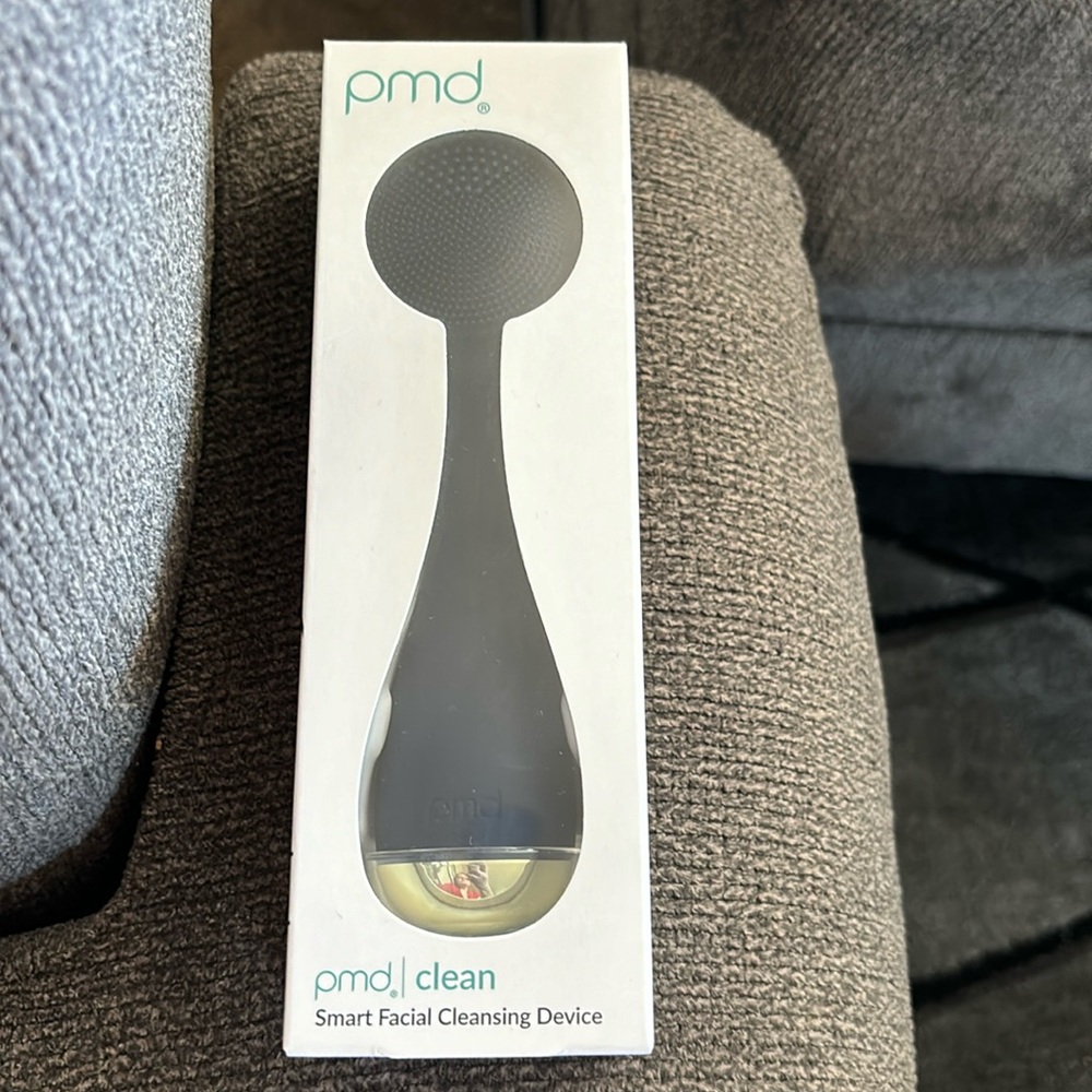 Smart facial cleansing device